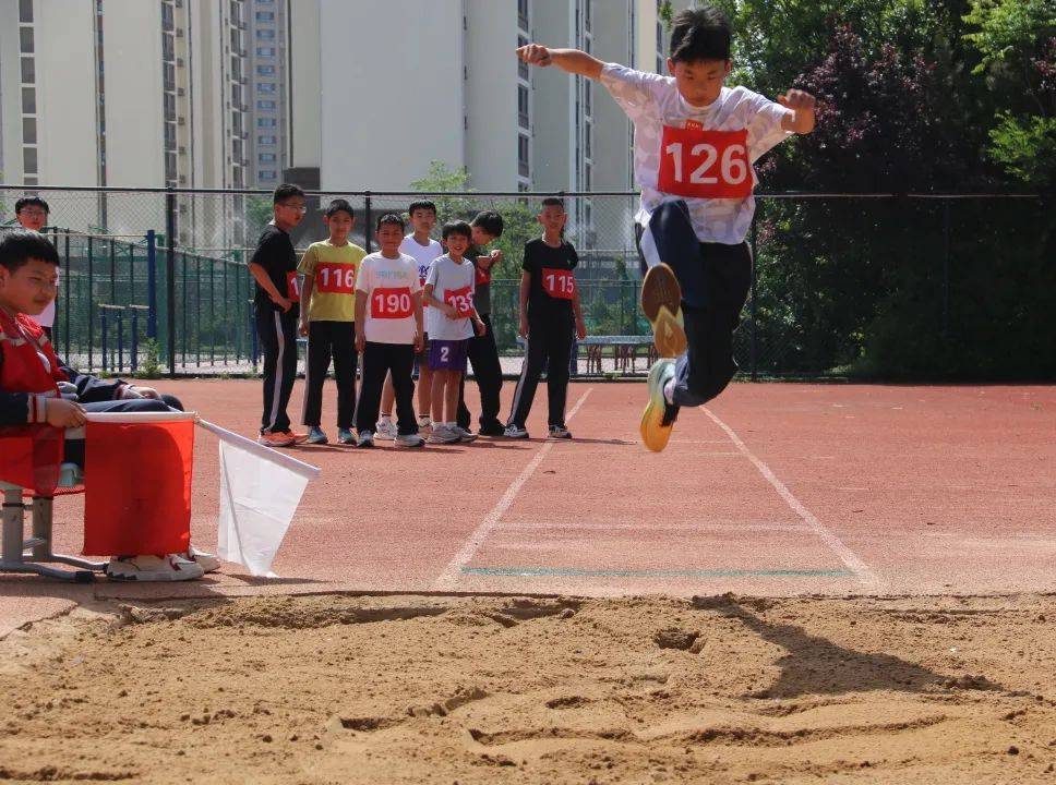 体育比赛为赛场，杰出队员发挥亮丽表现的简单介绍