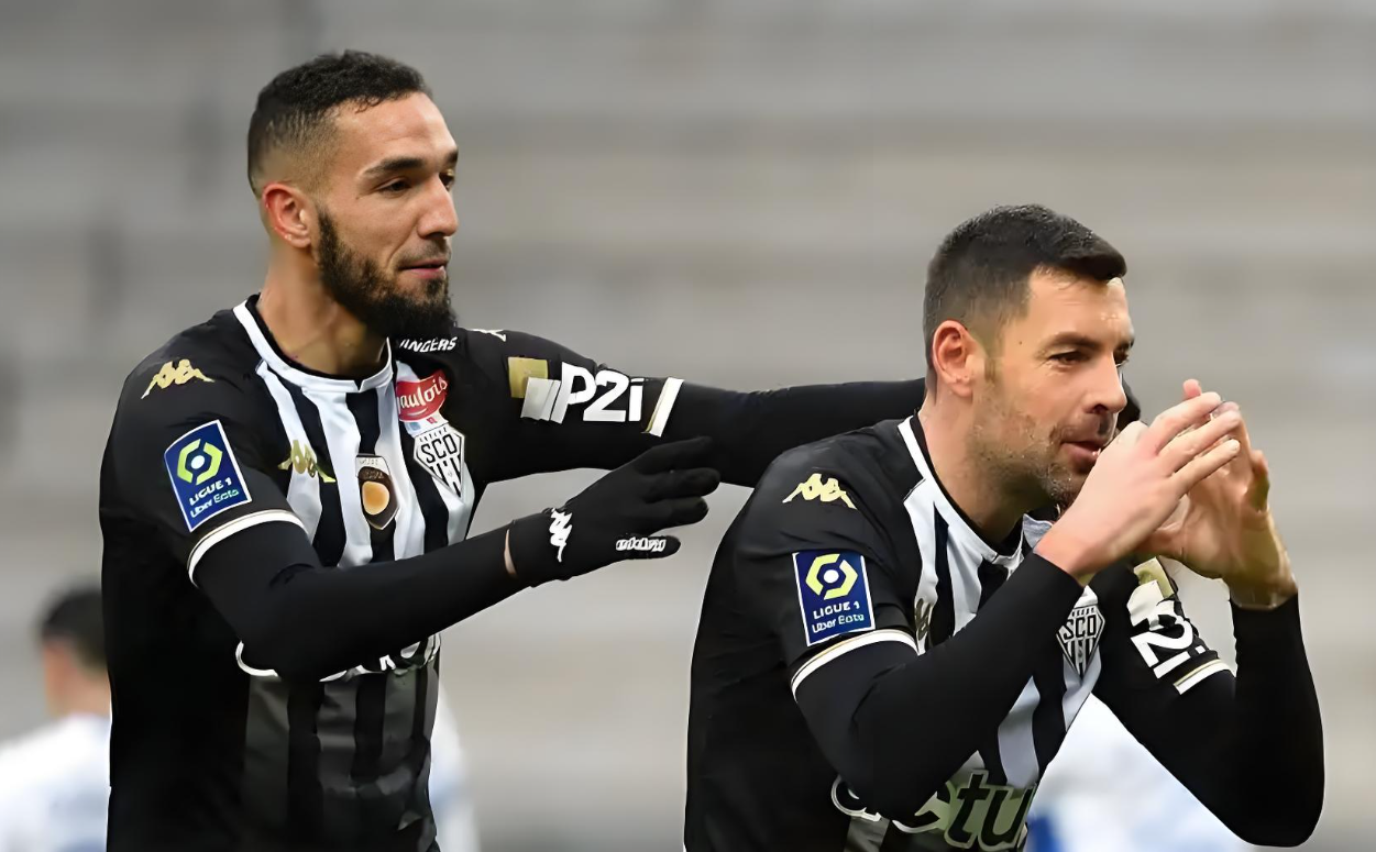 瓦力棋牌app-里尔队再次取得胜利,势不可挡冲击冠军宝座