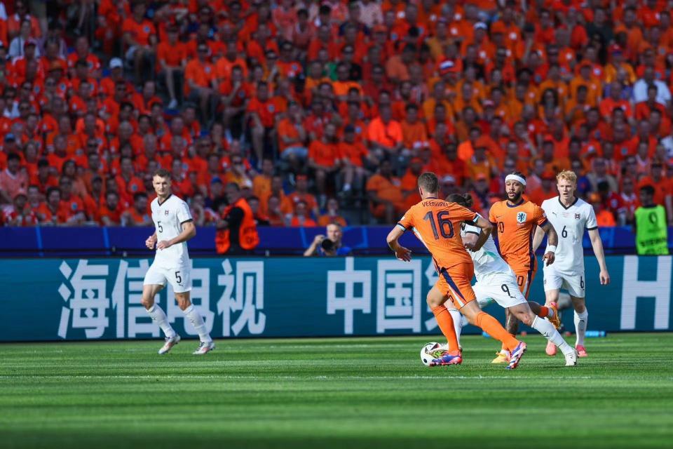 荷兰主场大胜奥地利,小组晋级 荷兰主场大胜奥地利,小组晋级