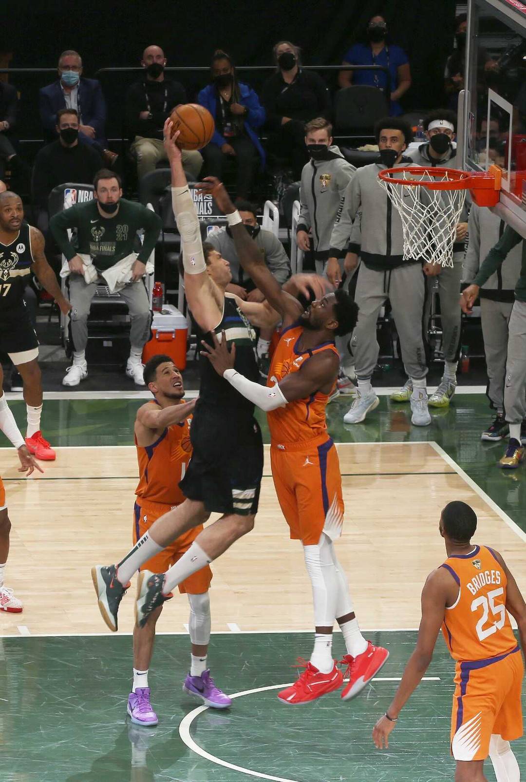 雄鹿队击败公牛队,继续稳坐东部第一 雄鹿队击败公牛队,继续稳坐东部第一