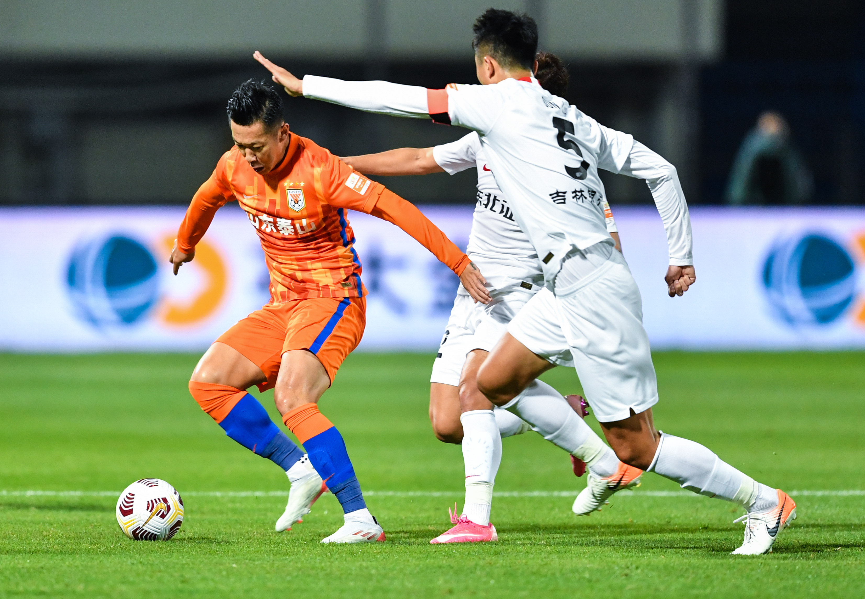 泰达队员状态火热，战胜对手领先一步