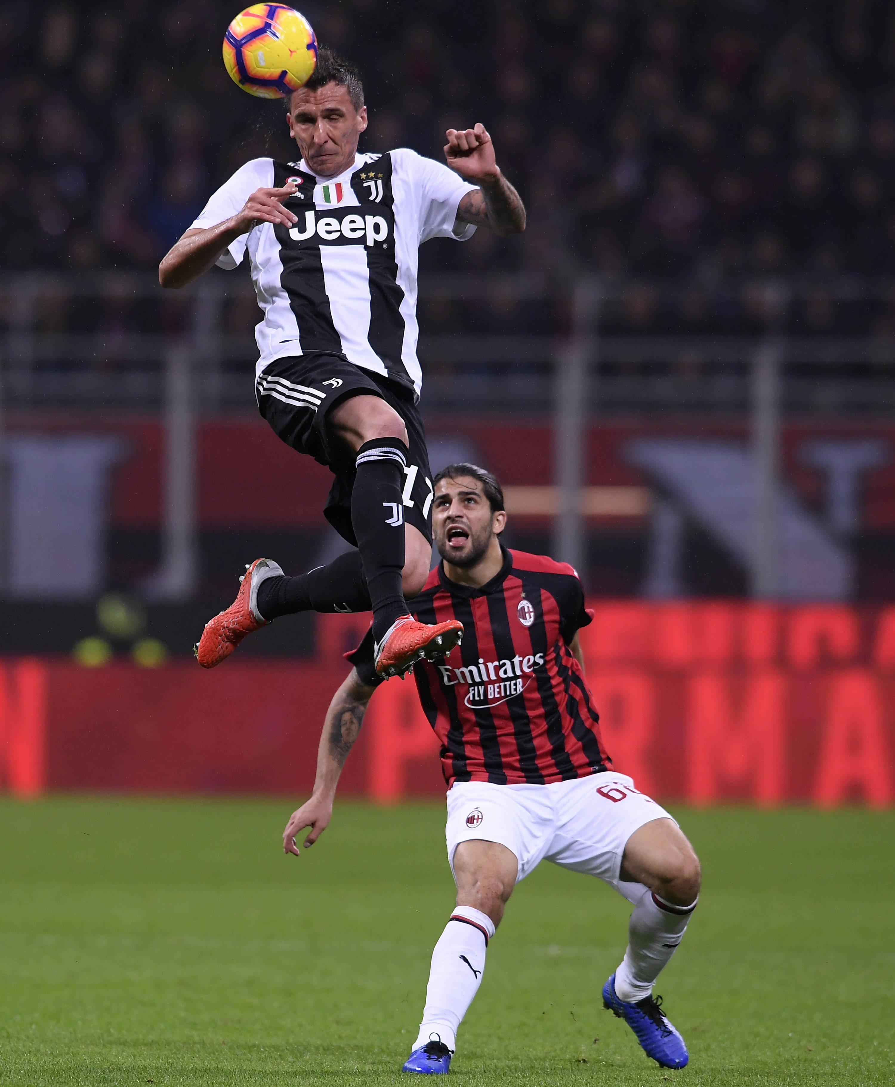 AC米兰客场告捷,稳步前进争取联赛冠军 AC米兰客场告捷,稳步前进争取联赛冠军