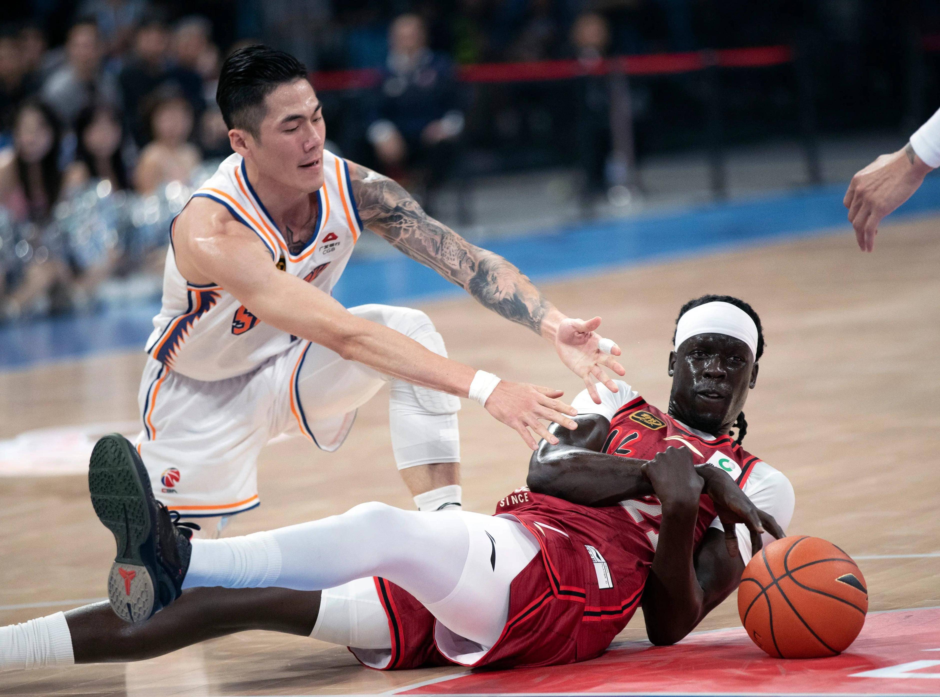 瓦力棋牌游戏-外援受伤首战爆发，助球队实现逆袭