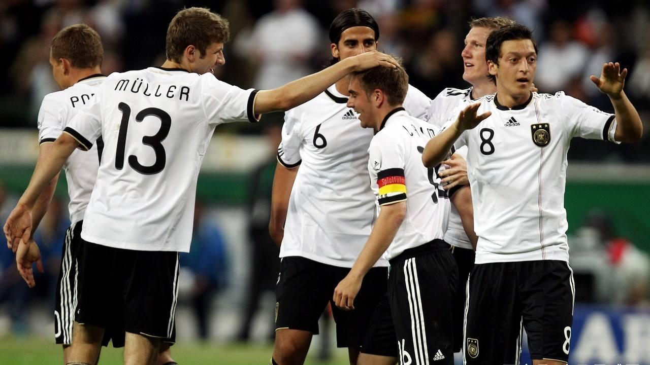 瓦力棋牌游戏-包含德国队绝杀印度队,黄鸭组合高光表现的词条